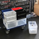 Rollwagen mit 2 Bremsen für Euroboxen 600x400 mm, blau, 4 Lenkrollen
